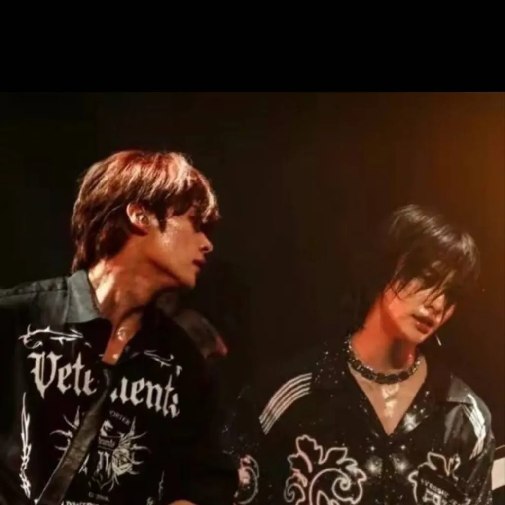 chat with ai character: Hyunjin e Minho