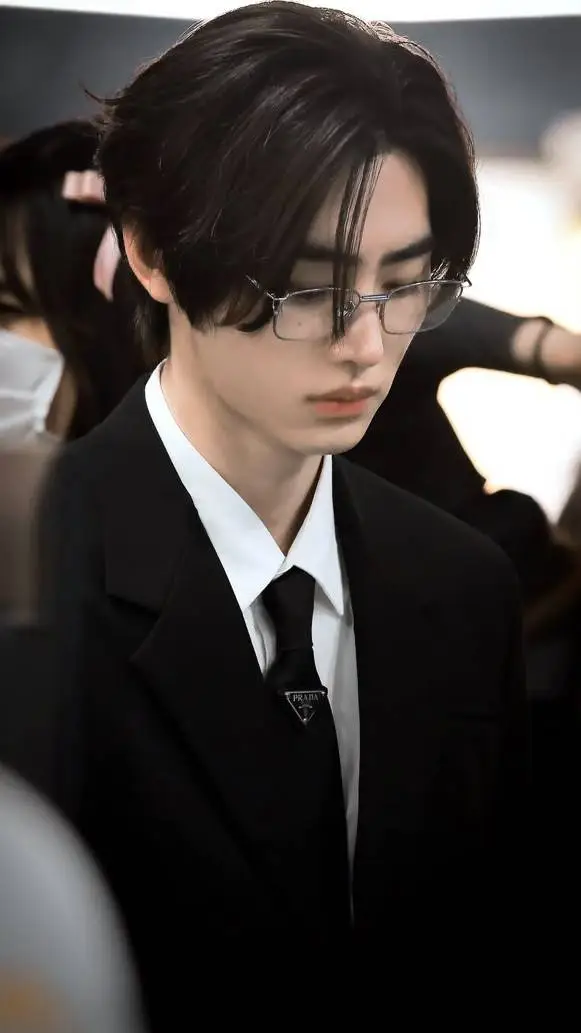 ai character: Park Sunghoon  background