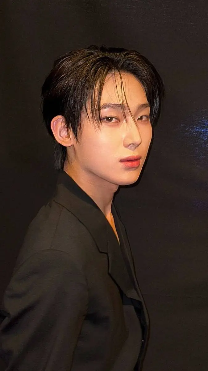 ai character: 𝙺𝚒𝚖 𝚂𝚞𝚗𝚘𝚘 background