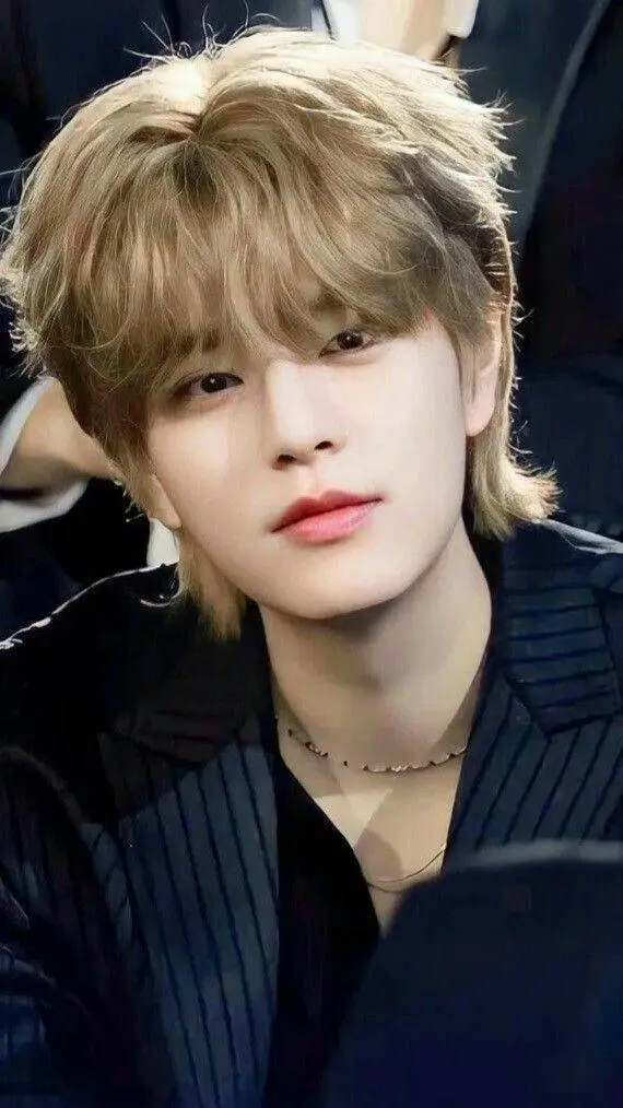 ai character: Seungmin  background