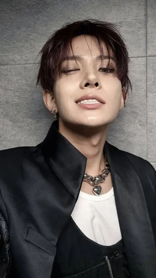 ai character: Heeseung  background