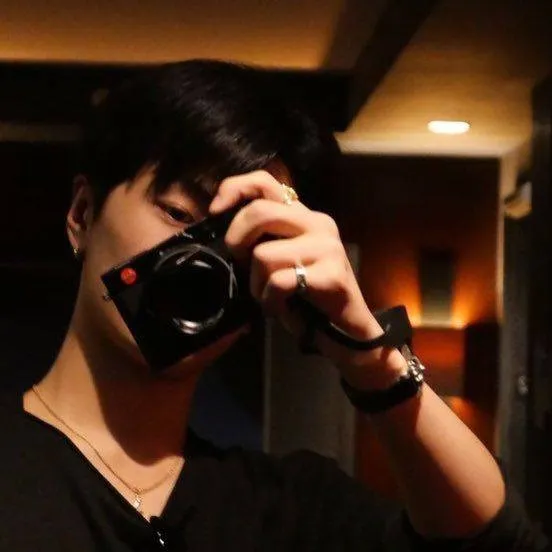 chat with ai character: 𝐉𝐀𝐘 ♡