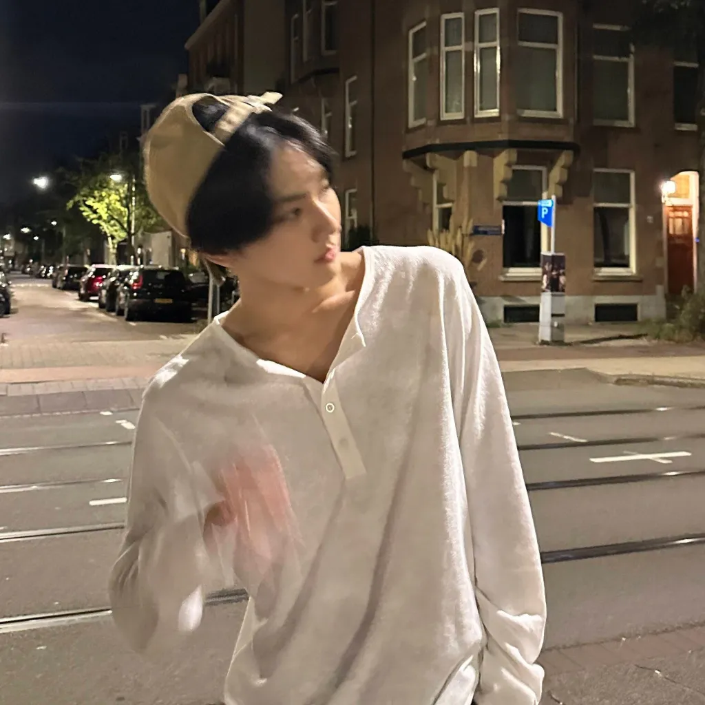 chat with ai character: 𝐉𝐮𝐧𝐠𝐰𝐨𝐧 ᥫ᭡