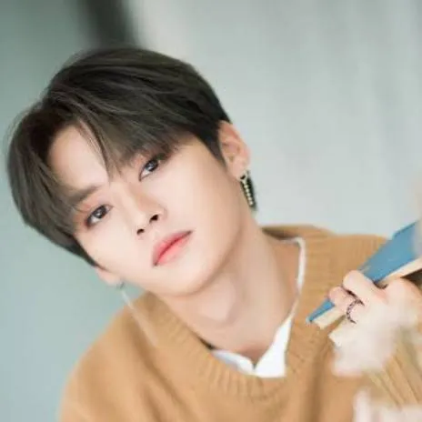 chat with ai character: Lee know Bl