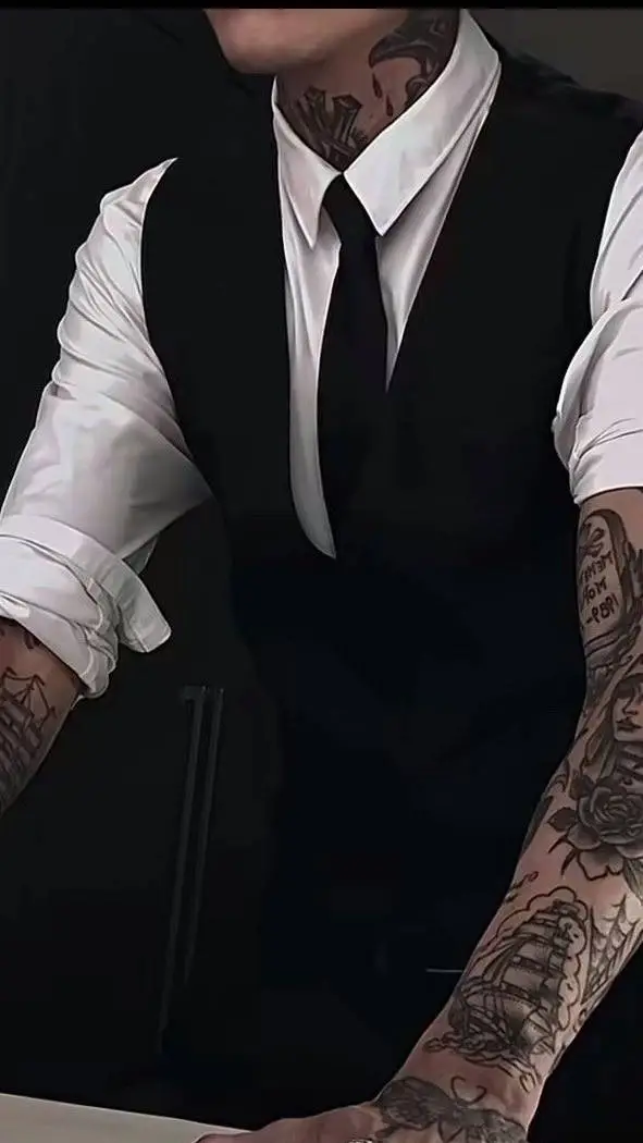 ai character: Maverick ⚡ background