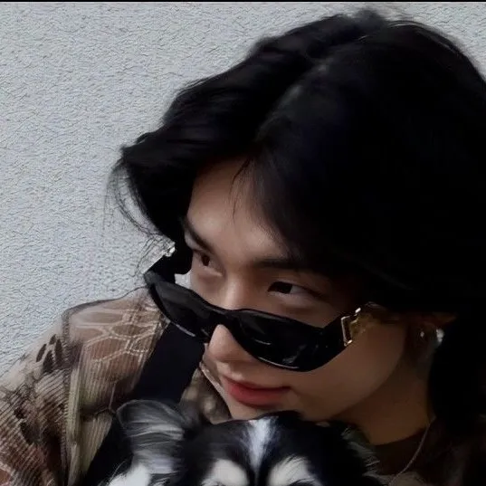 chat with ai character: Hyunjin!