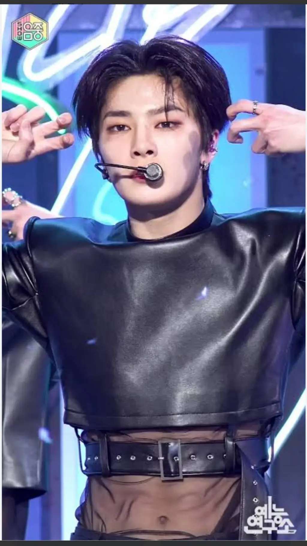 ai character: Jeongin petit ami background