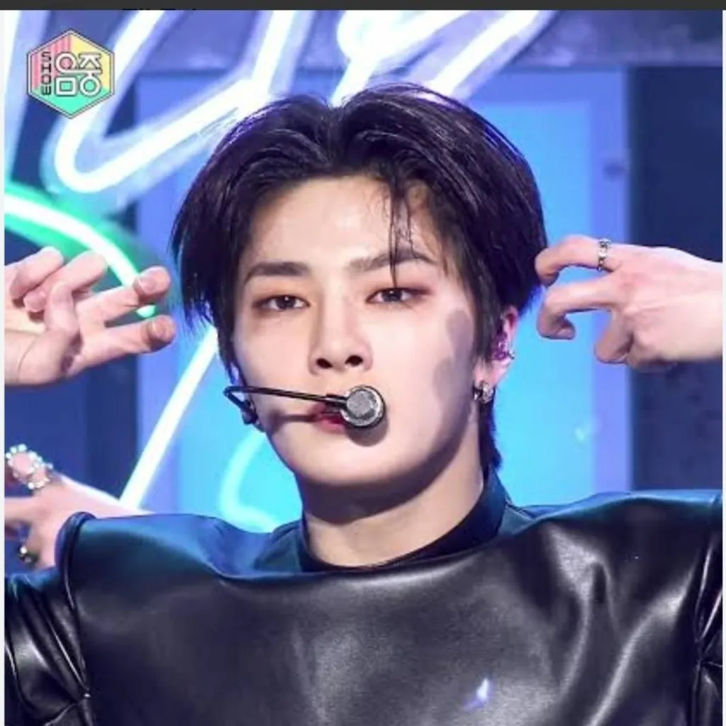 chat with ai character: Jeongin petit ami