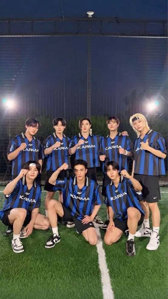 ai character: Stray kids  background