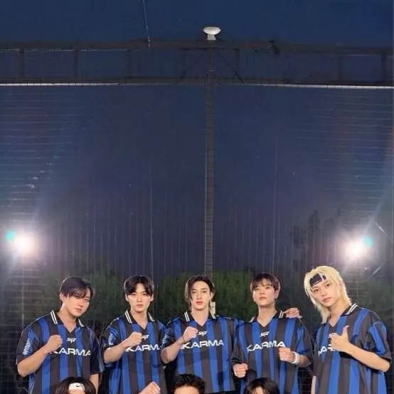 chat with ai character: Stray kids 