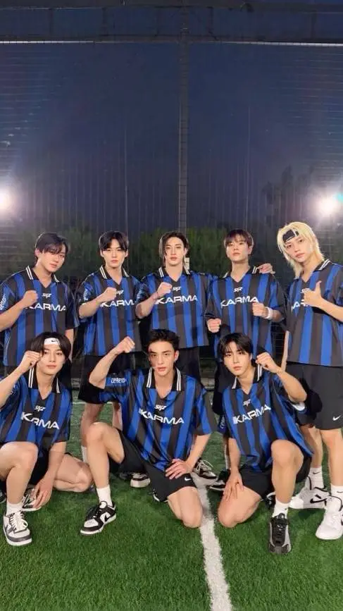 ai character: Stray kids  background