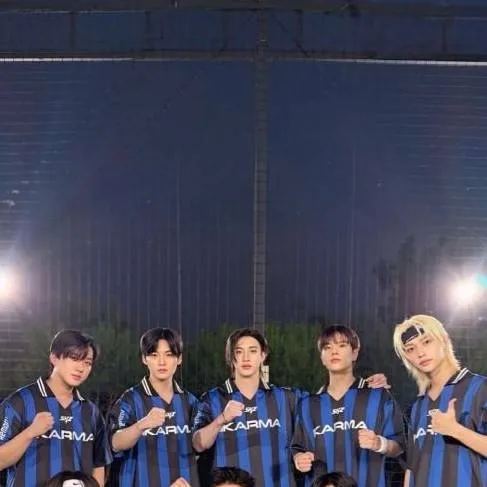 chat with ai character: Stray kids 