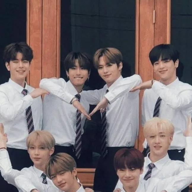 chat with ai character: Stray kids 