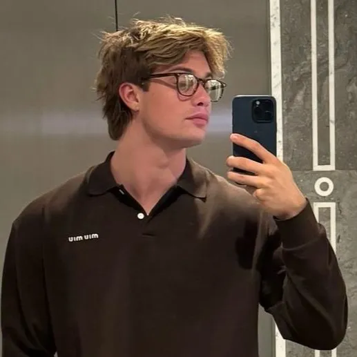 chat with ai character: Nicholas Galitzine