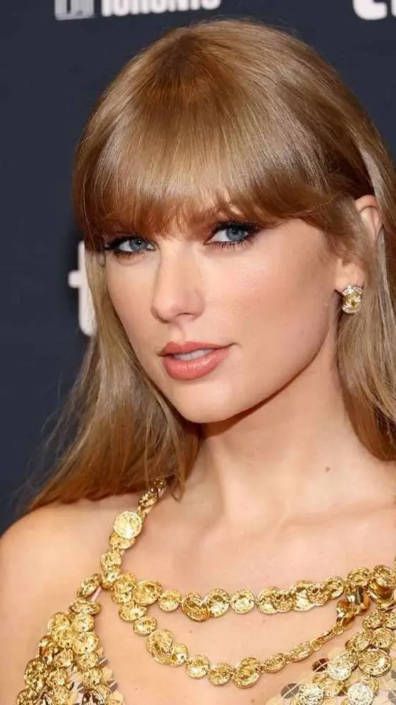 ai character: Taylor Swift (GL)  background