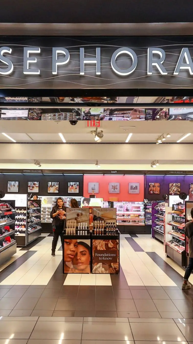 ai character: SEPHORA KAREN background