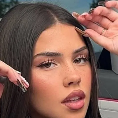 Chat with leah halton - text or voice, Enjoy AI Chat Free & Safe