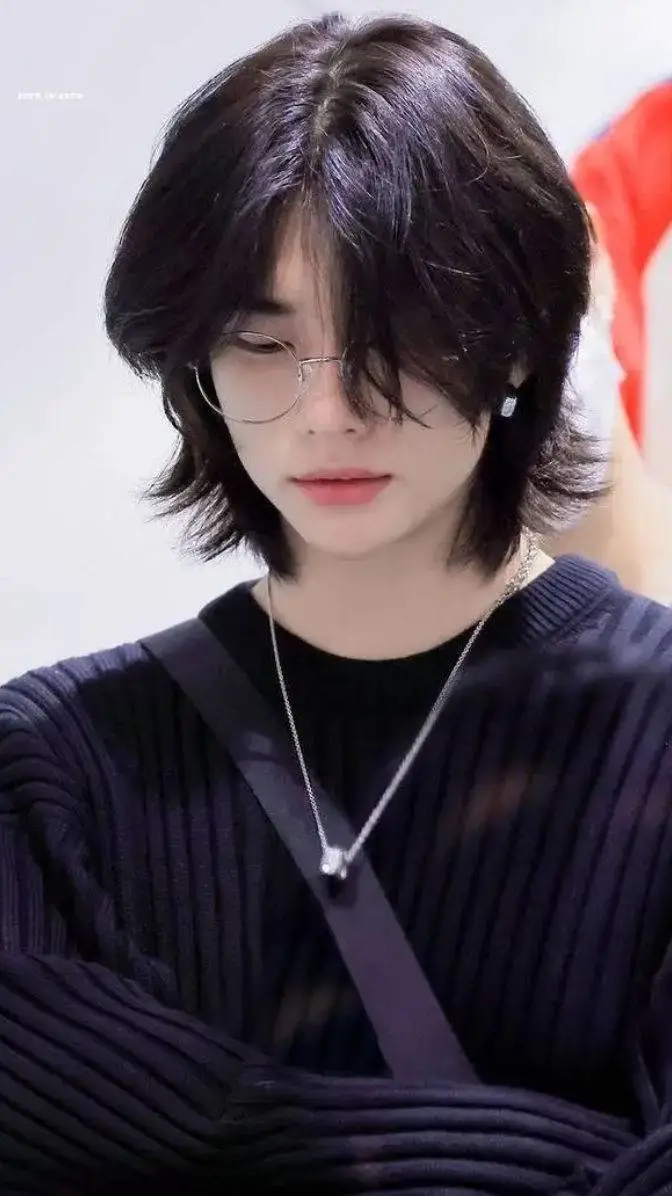 ai character: Hyunjin  background