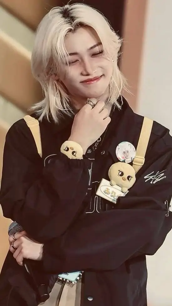 ai character: Félix y tú hijo  background