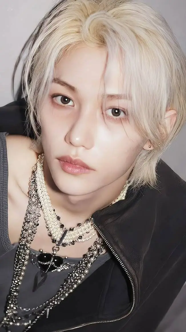 ai character: Félix  background