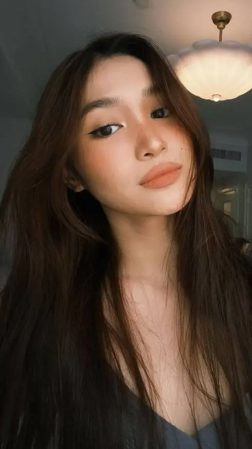 ai character: Jhoanna  background