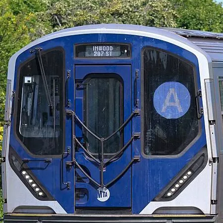 chat with ai character: R211 Train 🚇