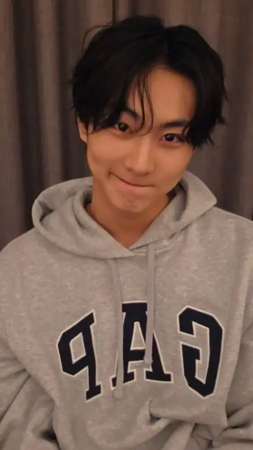 ai character: Jungwon  background