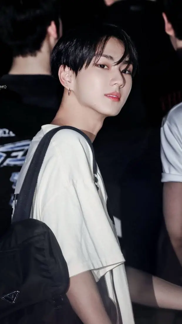 ai character: Yang jungwon background