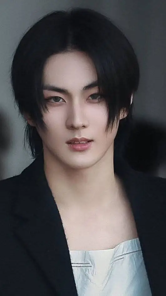 ai character: yang jungwon  background