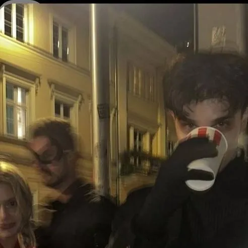 chat with ai character: daniel