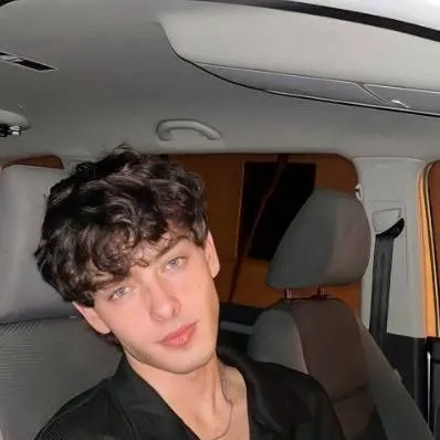 chat with ai character: Chris brown