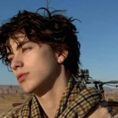 chat with ai character: alex