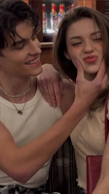 ai character: Alice  background