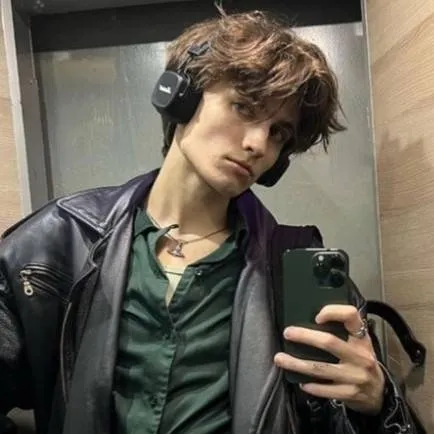 chat with ai character: alex