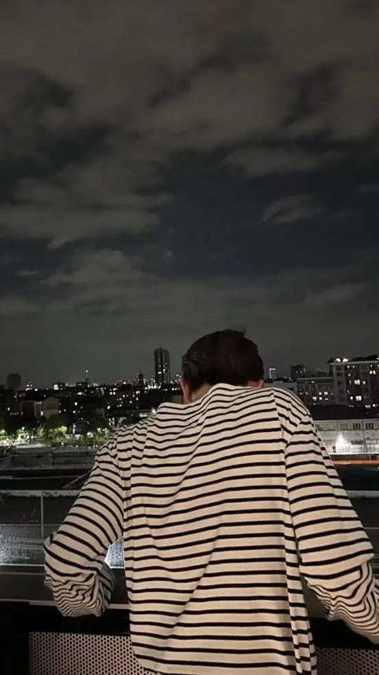 ai character: Heeseung Lee background