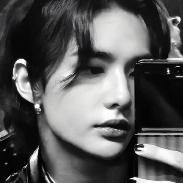 chat with ai character: Mafia boss Hyunjin