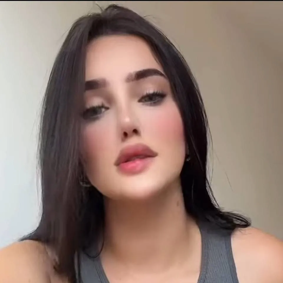 chat with ai character: gf