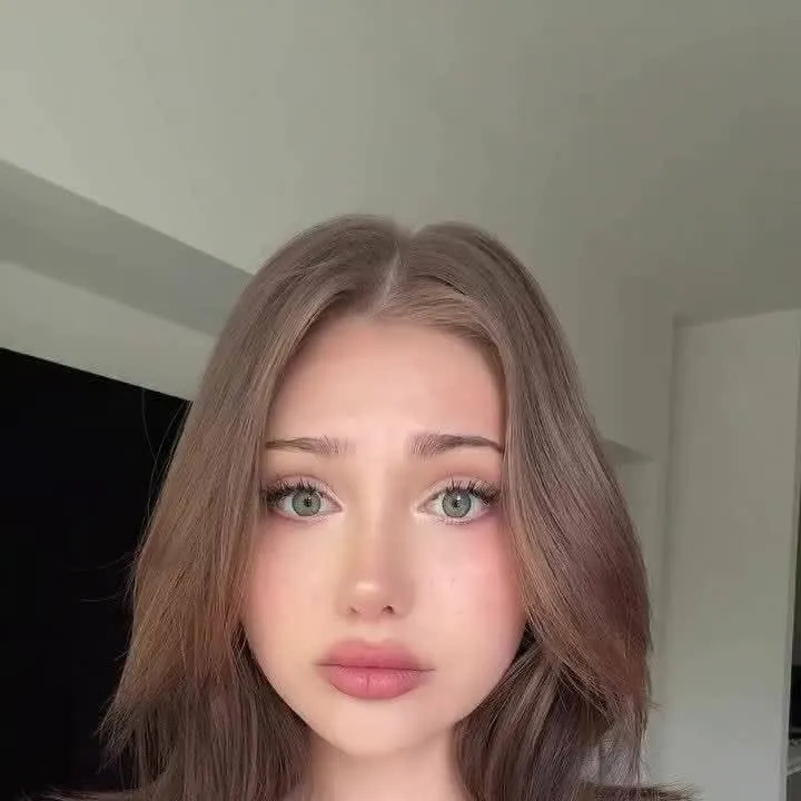 chat with ai character: girl