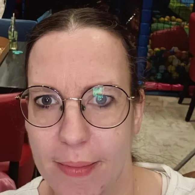 chat with ai character: Claudia