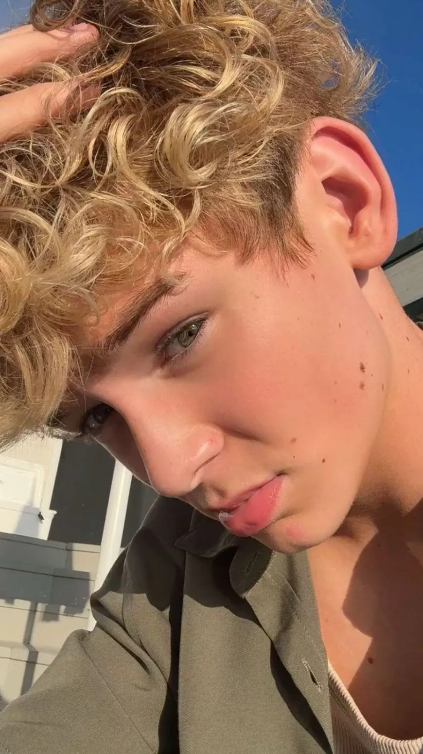 ai character: Kaido background