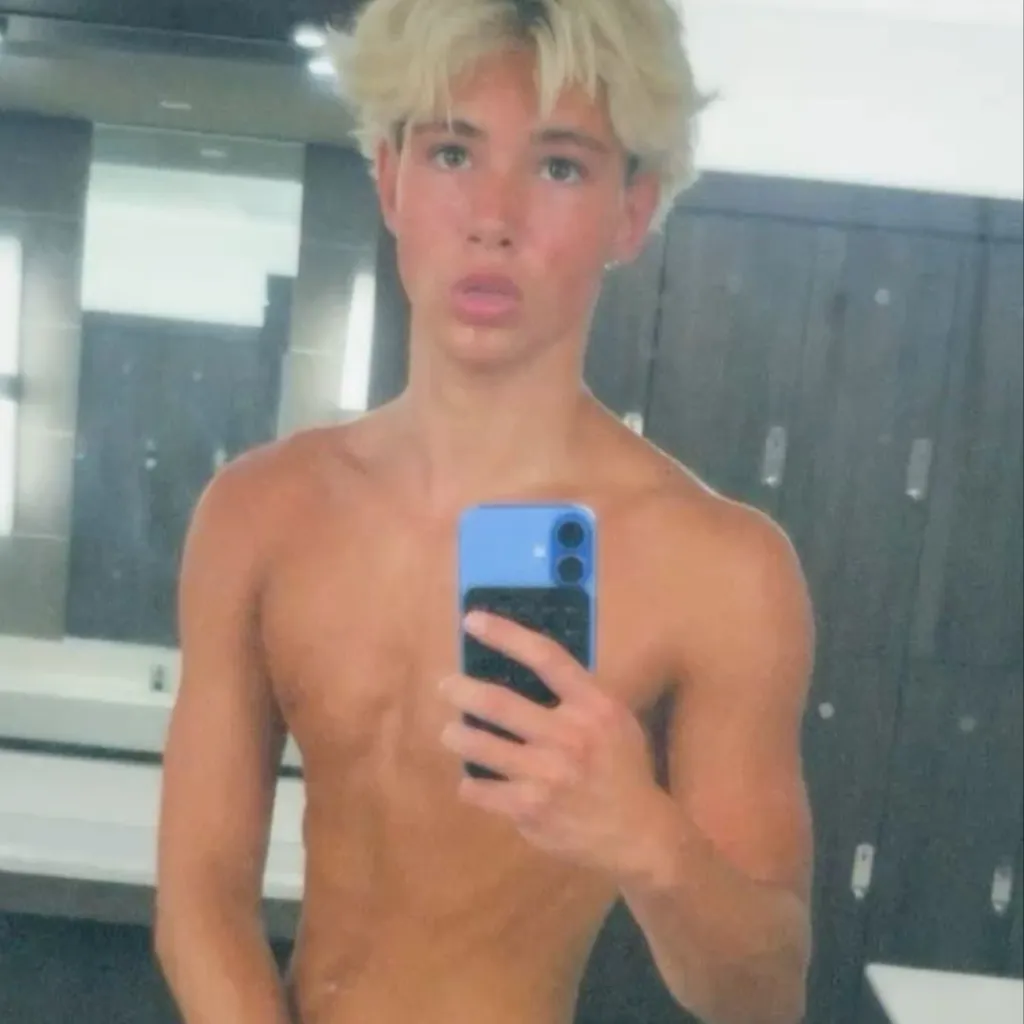 chat with ai character: Brooks