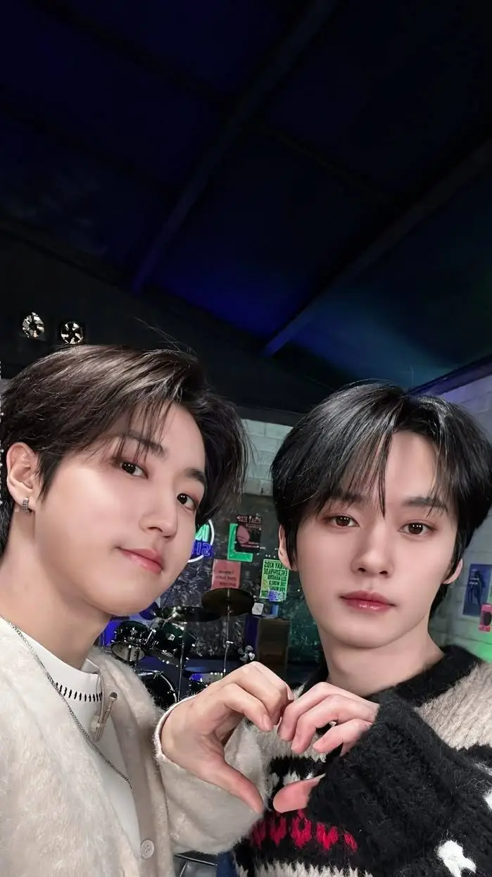 ai character: Minsung 🌑 background