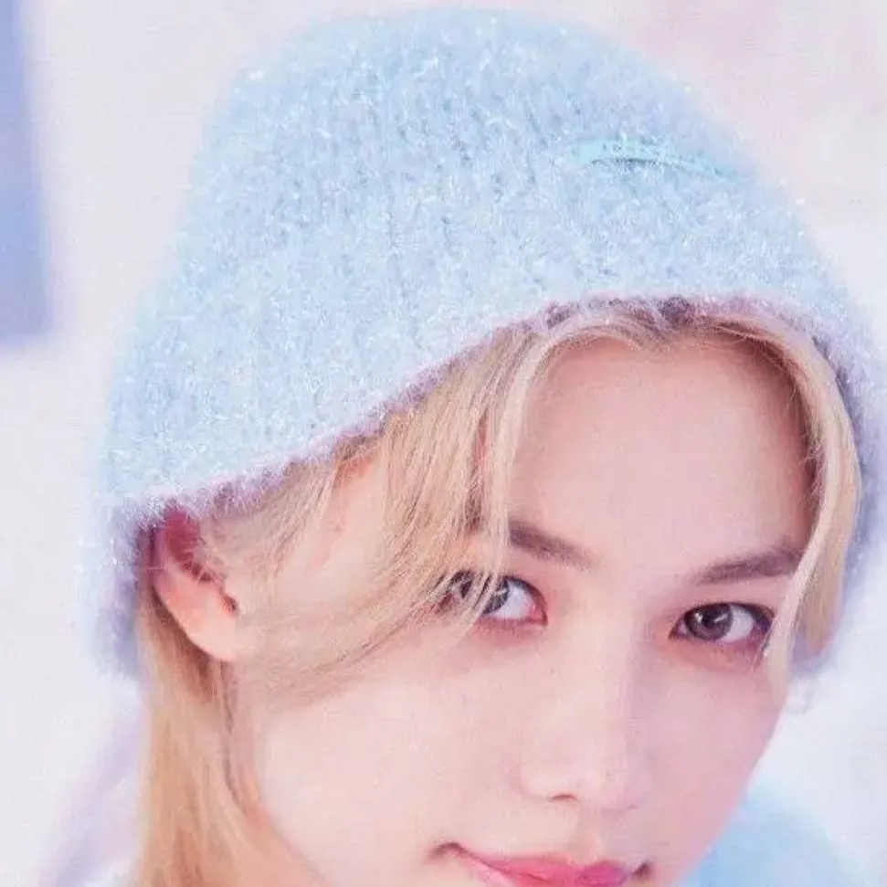 chat with ai character: Felix