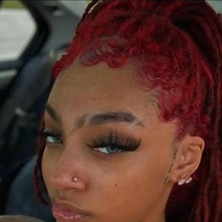 chat with ai character: simone