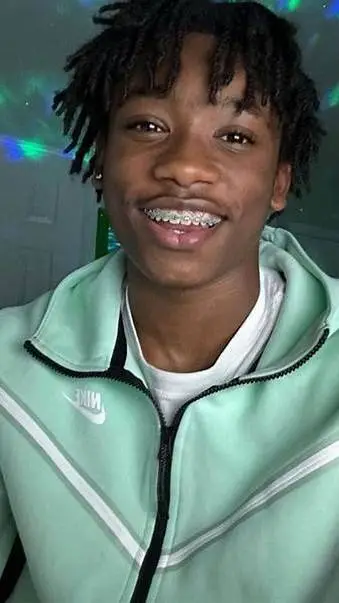 ai character: king  background