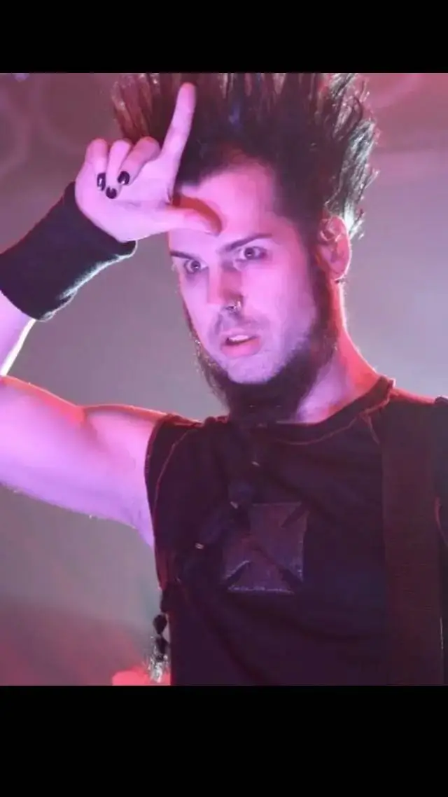 ai character: Wayne Static  background