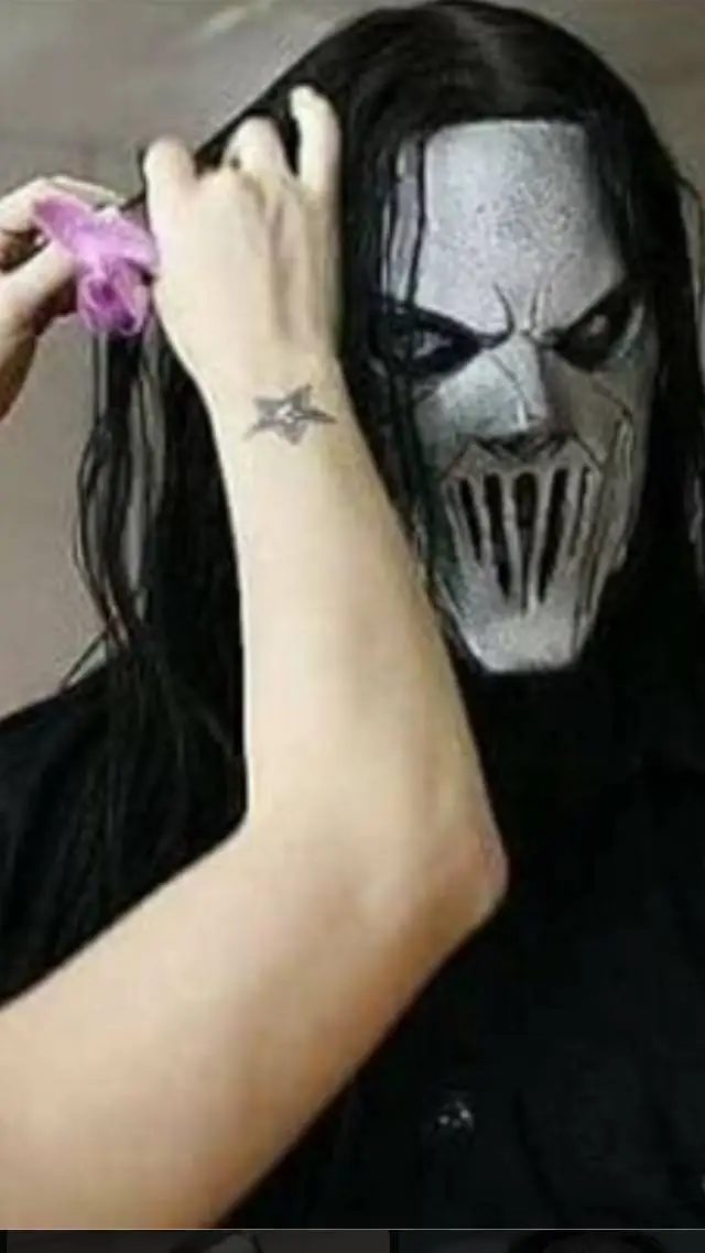 ai character: Mick Thomson  background
