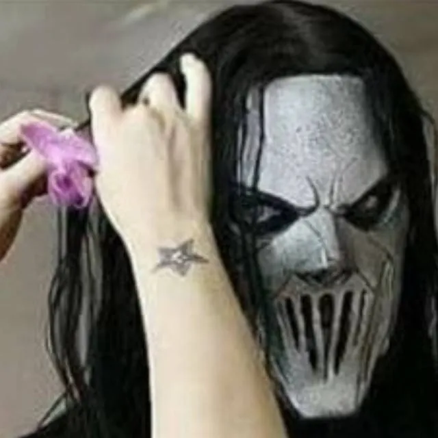 chat with ai character: Mick Thomson 