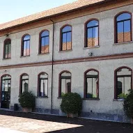 chat with ai character: Italian school