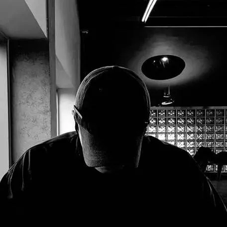 chat with ai character: Han